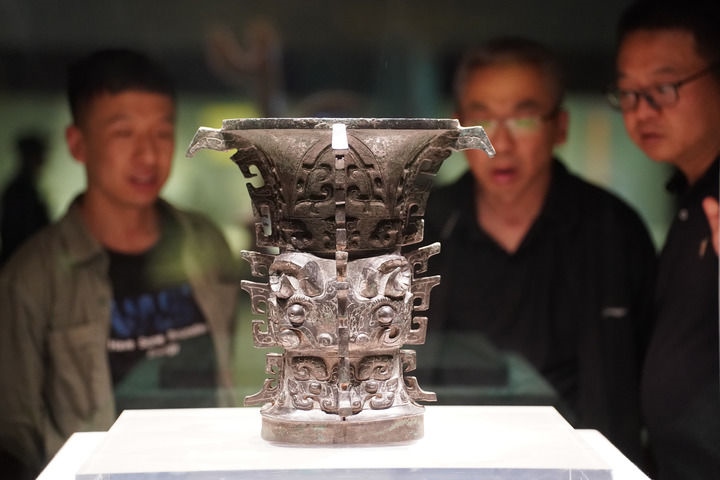 2024年5月9日，游客在陜西寶雞青銅器博物院內(nèi)參觀西周文物何尊。新華社記者 邵瑞 攝
