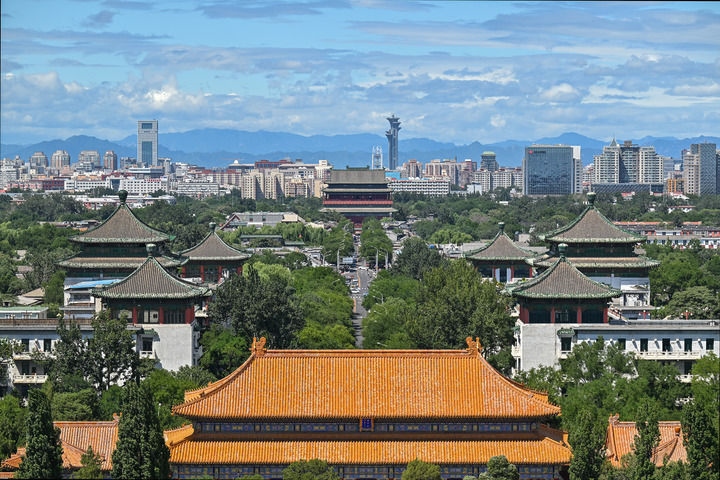 從景山上沿著北京中軸線向北眺望鼓樓（2024年8月12日攝）。新華社記者 李鑫 攝