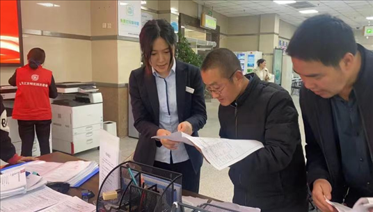 四川省成都市溫江區(qū)市場監(jiān)管局工作人員為群眾提供幫辦服務(wù)。圖片來源：人民網(wǎng)四川頻道