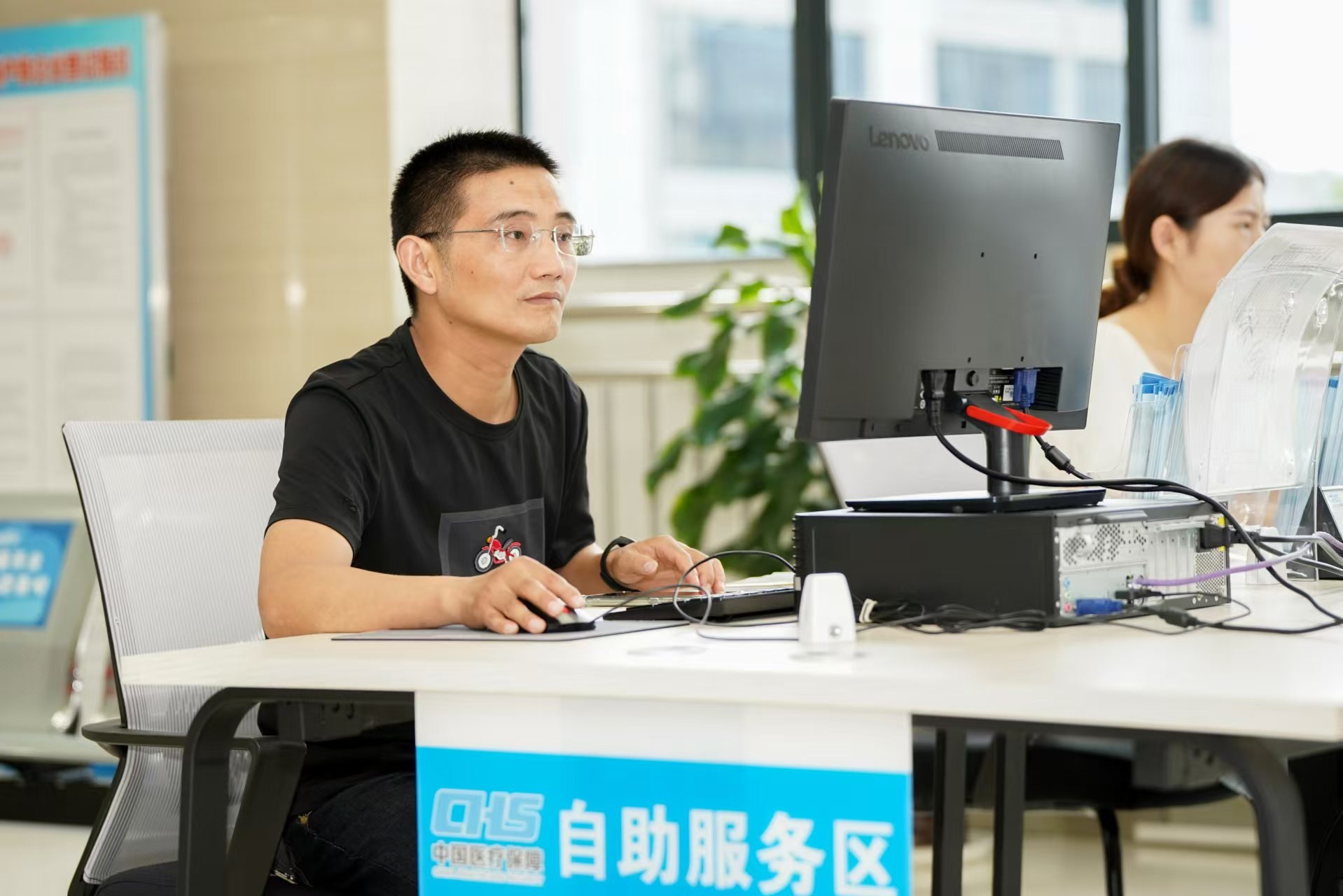 安徽省池州市市民在政務(wù)服務(wù)大廳自助辦理業(yè)務(wù)。圖片來源：人民網(wǎng)安徽頻道