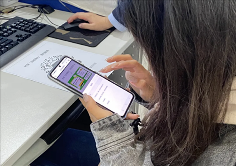 趙女士用手機掃碼預約幫辦服務。圖片來源：微信公眾號“上海市普陀區(qū)政務服務中心”
