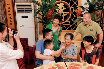 2019年9月13日，浙江南潯久安老年城餐廳， 84歲的沈?qū)W安老人（前右二）和前來看望她的親人歡聚