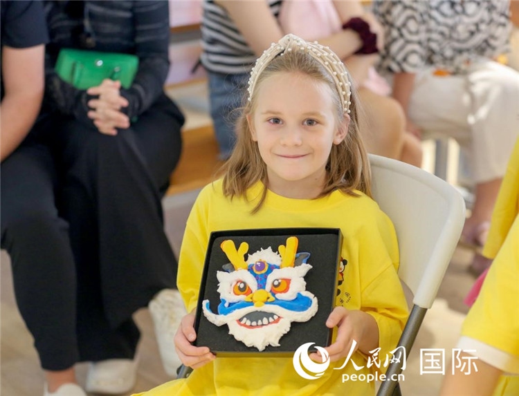 一名中文愛好者手捧生肖畫。人民網(wǎng)中東中心分社塔里克·易卜拉欣攝
