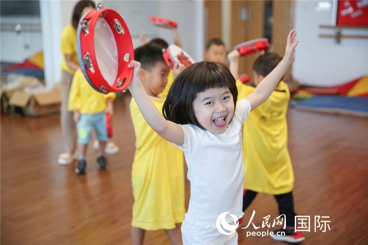 一名華裔兒童在參加音樂課程。人民網(wǎng)中東中心分社塔里克·易卜拉欣攝