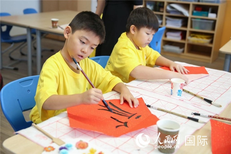 書法課。人民網(wǎng)中東中心分社塔里克·易卜拉欣攝