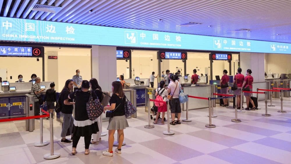 2023年7月26日，旅客在三亞鳳凰國際機場國際航站樓有序通關(guān)。三亞鳳凰國際機場國際航站樓改擴建項目主體工程已于2023年7月1日完工并投入使用，該項目是海南自貿(mào)港首個主體工程完工并投入使用的封關(guān)運作項目?！逗Ｄ献杂少Q(mào)易港建設(shè)總體方案》明確，海南將在2025年前適時啟動全島封關(guān)運作。