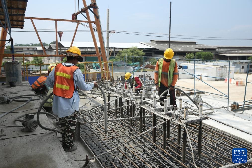 10月11日，工人在位于泰國大城府的中泰高鐵項目4-3標段施工現場作業(yè)。新華社記者 孫瑋彤 攝