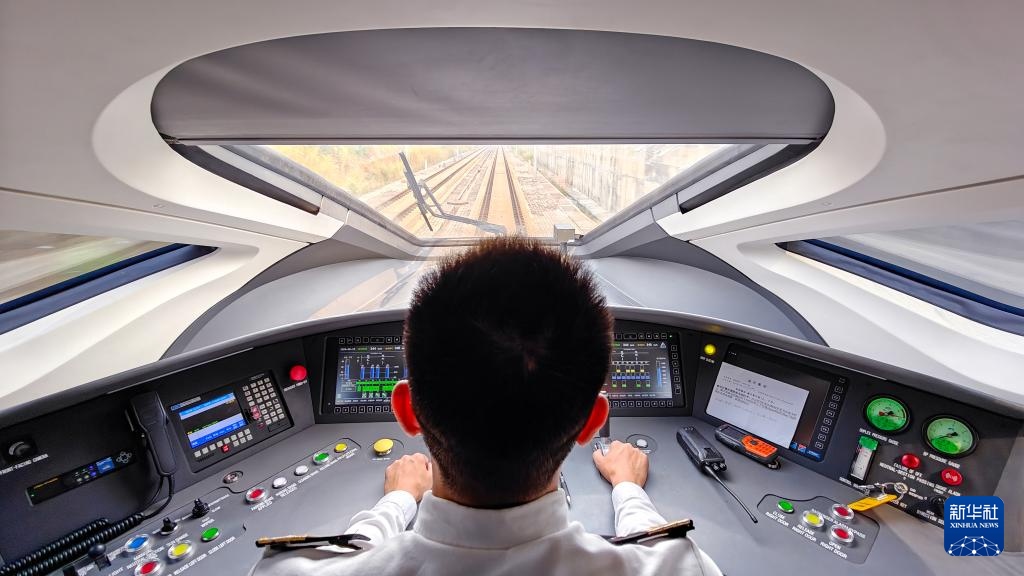 9月12日，司機駕駛高速動車組列車行駛在雅萬高鐵上（手機照片）。新華社記者 徐欽 攝