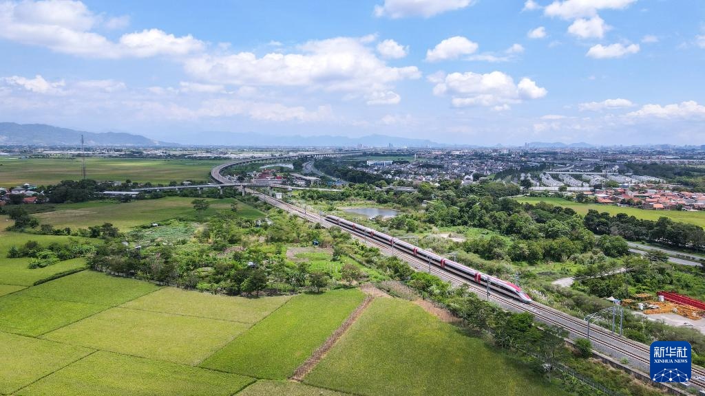 4月17日，在印度尼西亞萬隆，雅萬高鐵高速動車組列車行駛在雅萬高鐵沿線（無人機照片）。新華社記者 徐欽 攝