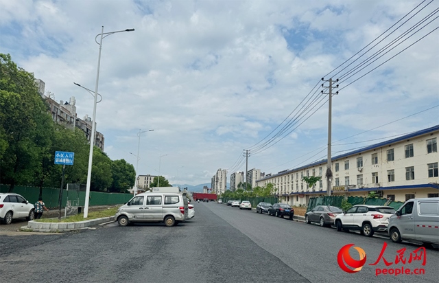 麗水佳園小區(qū)入口外及長富大道上停滿了車輛。人民網(wǎng)記者 邱燁攝