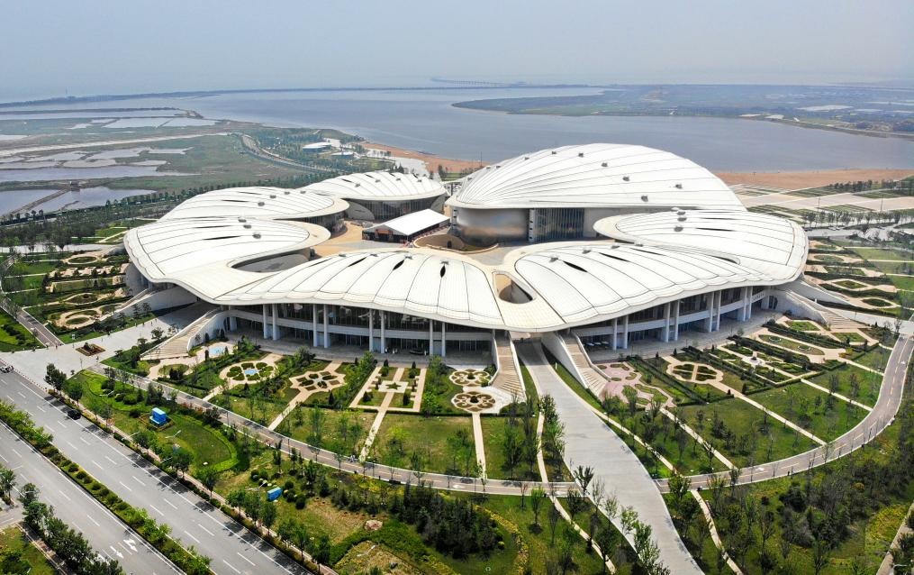 位于中國—上海合作組織地方經貿合作示范區(qū)的青島·上合之珠國際博覽中心（2024年7月18日攝，無人機照片）。新華社記者李紫恒攝