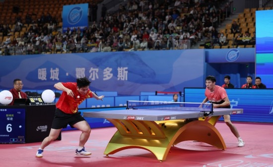 10月18日，上海隊(duì)選手樊振東（左）在單打比賽中發(fā)球。他3:2戰(zhàn)勝福建隊(duì)選手程靖淇。新華社記者 王楷焱 攝