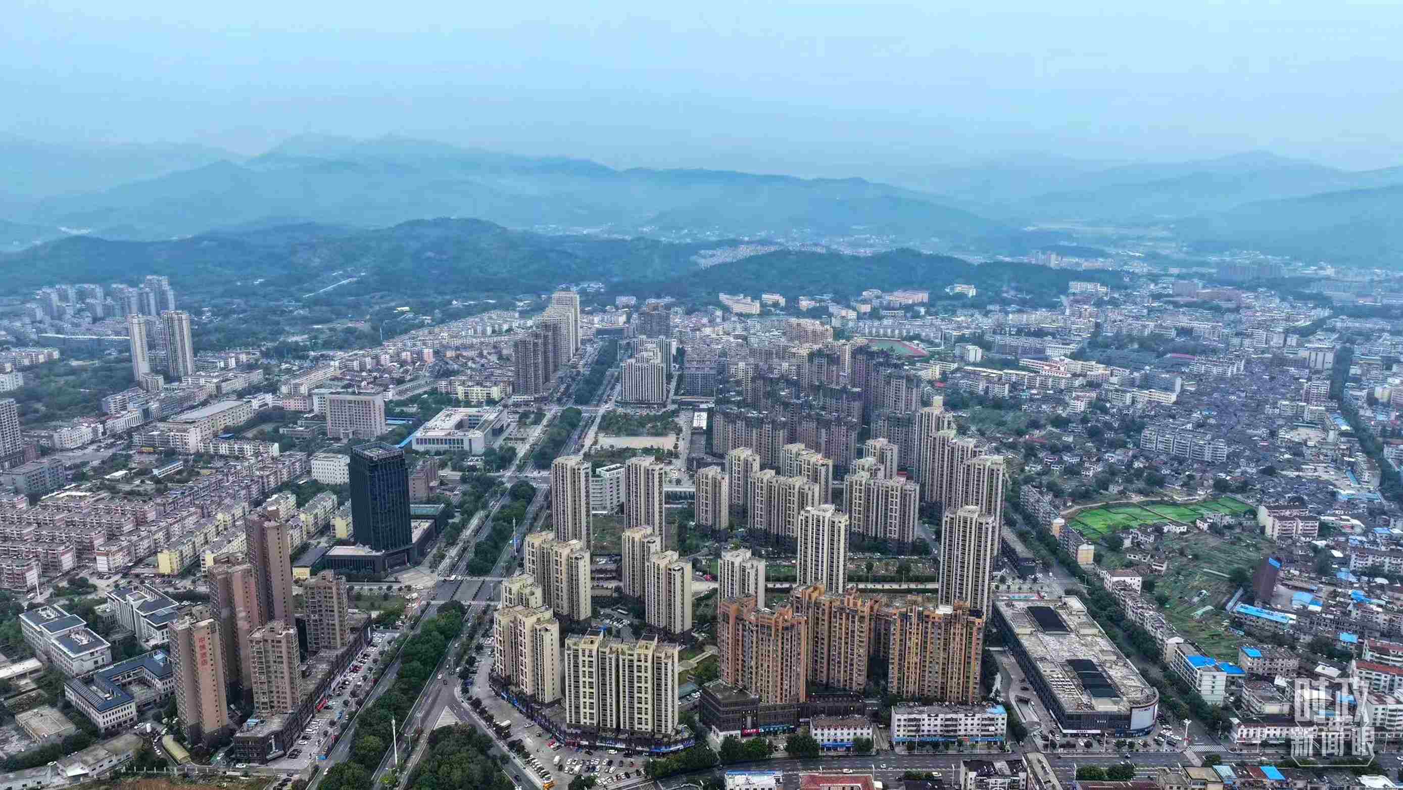 △俯瞰桐城市。（總臺記者葛啟文拍攝）