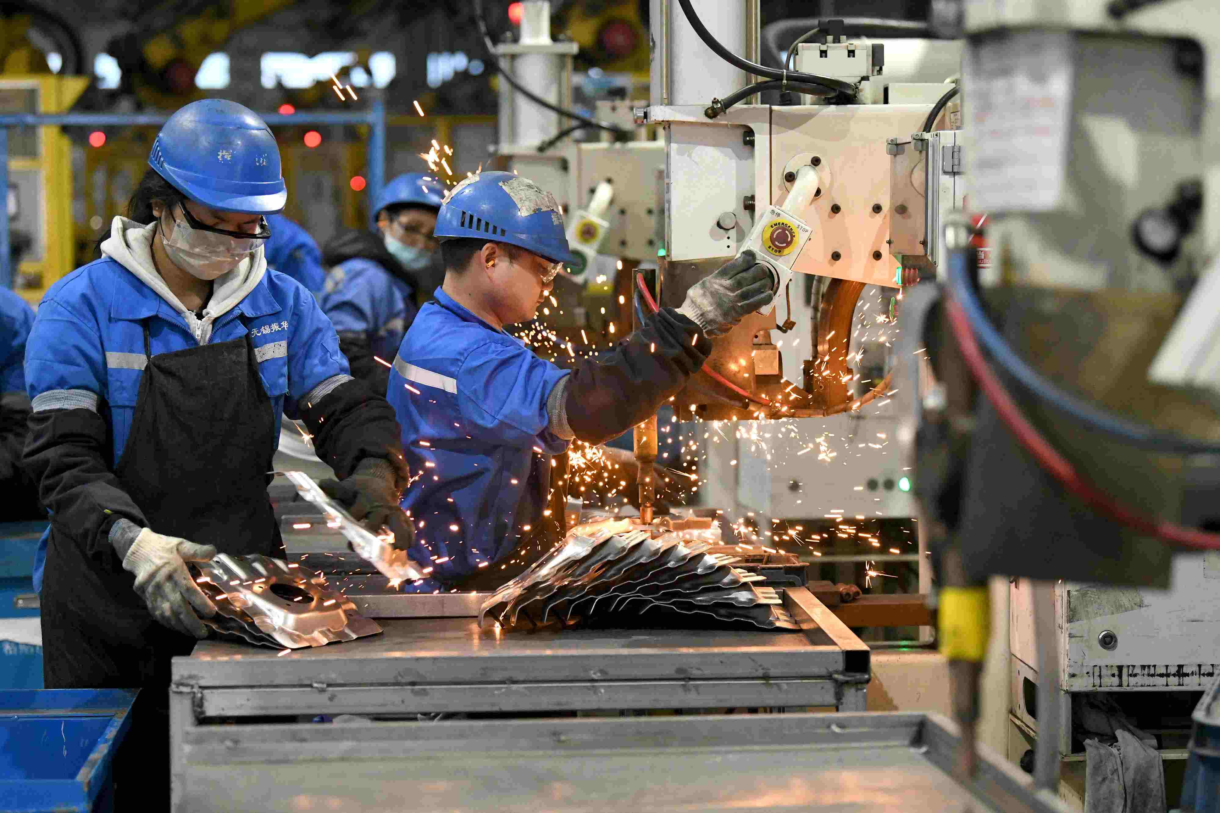 2023年2月7日，福建省寧德市蕉城區(qū)一家汽車零部件生產企業(yè)的生產線上一派繁忙景象。
