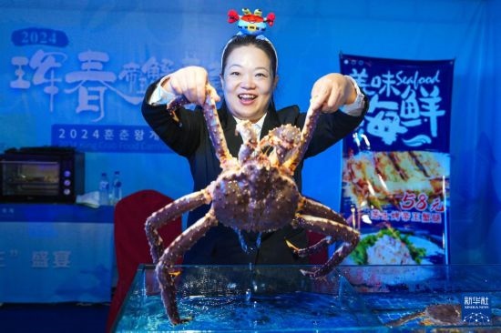 9月19日，在吉林省琿春市，商家在展示售賣的帝王蟹。新華社記者 許暢 攝