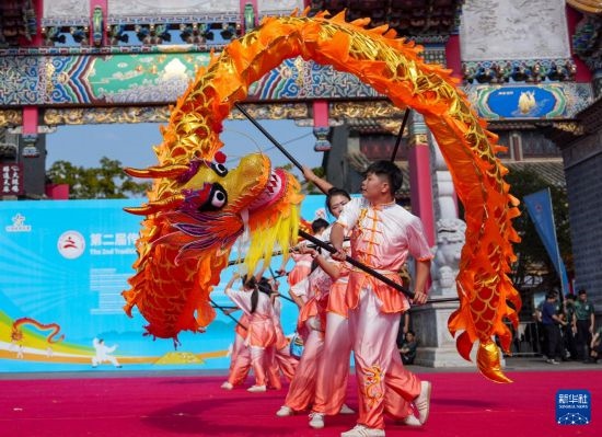 10月19日，廣州體育學院龍獅隊在傳統(tǒng)舞龍項目中比賽，最終他們獲得該項目金獎。