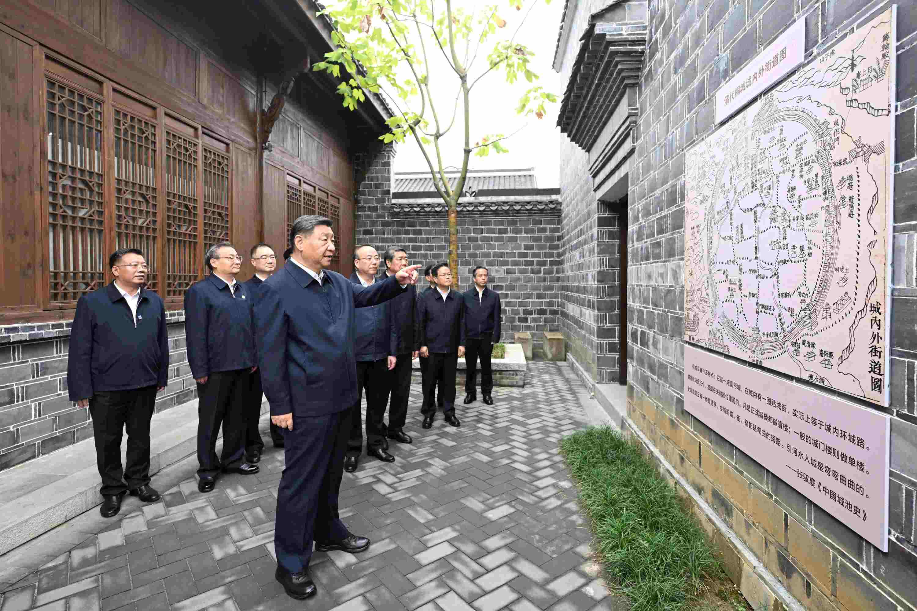 △2024年10月17日，習(xí)近平總書記在安徽省安慶桐城市六尺巷考察。
