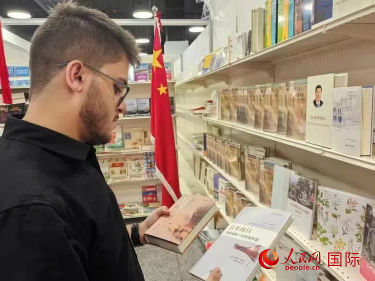 第二十三屆約旦安曼國際書展于10月10日至19日在約旦展覽中心舉行，約旦政府和民間各界人士在中國展臺翻閱圖書，熱烈交流互動，感受中華文化之美。人民網記者 李瀟攝