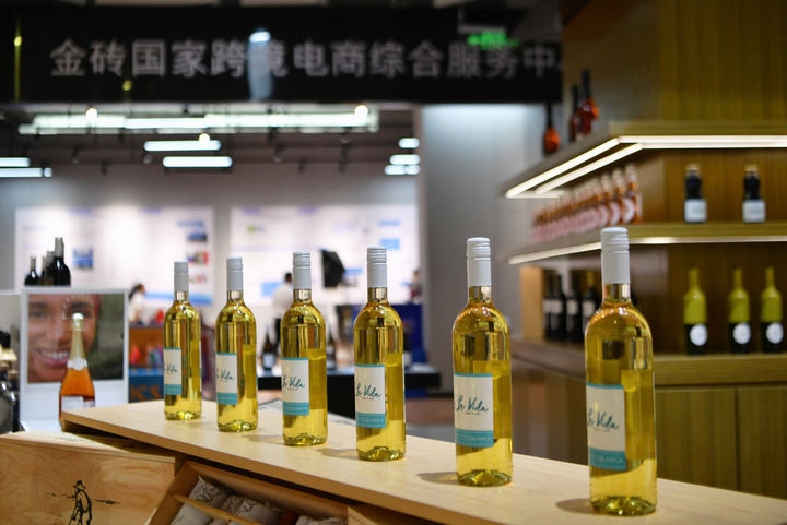 這是位于廈門的金磚國家商品服務(wù)中心內(nèi)展示的商品（2022年6月23日攝）。中心將經(jīng)貿(mào)合作與跨境電商有機(jī)結(jié)合，通過專題推廣、直播帶貨等各種線上線下銷售渠道，促進(jìn)金磚國家優(yōu)質(zhì)產(chǎn)品對(duì)接中國市場，共同把握發(fā)展機(jī)遇。新華社記者 魏培全 攝