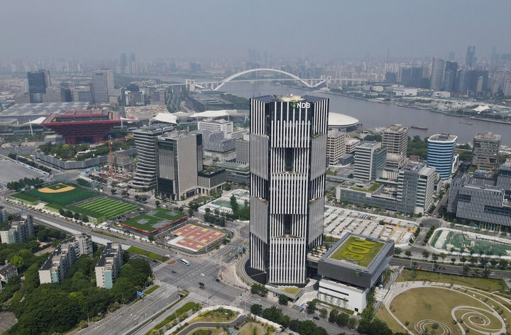 位于上海浦東新區(qū)世博園區(qū)的金磚國家新開發(fā)銀行總部大樓（2022年6月17日攝，無人機(jī)照片）。新華社記者 方喆 攝