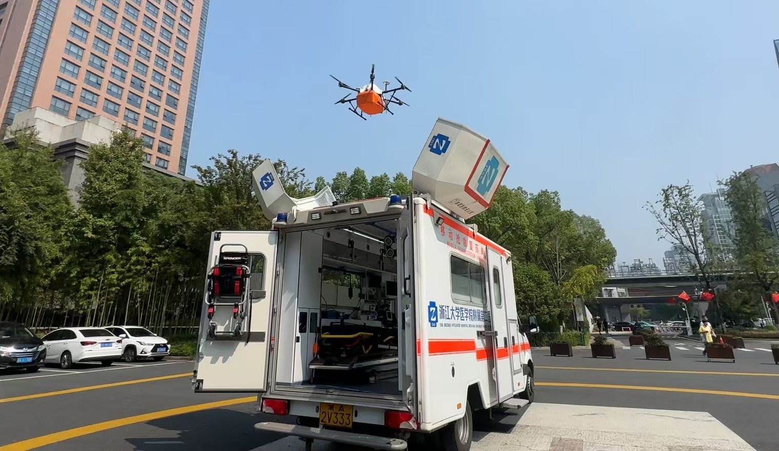 浙江大學醫(yī)學院附屬第二醫(yī)院5G急救車搭載的無人機正在起飛。人民網(wǎng)記者 申佳平攝