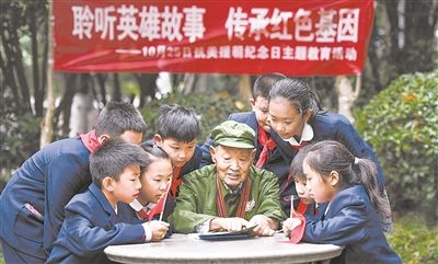 圖為89歲的抗美援朝老兵楊克美在向孩子們講述英雄故事。徐偉攝