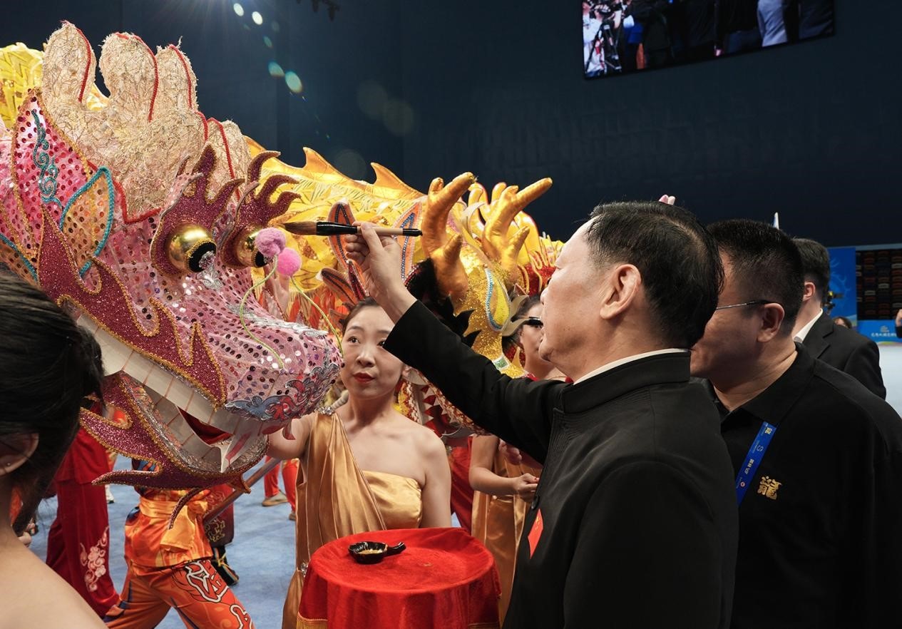 出席開賽儀式的領(lǐng)導(dǎo)及嘉賓共同為參賽龍獅隊(duì)點(diǎn)睛。（受訪者供圖）