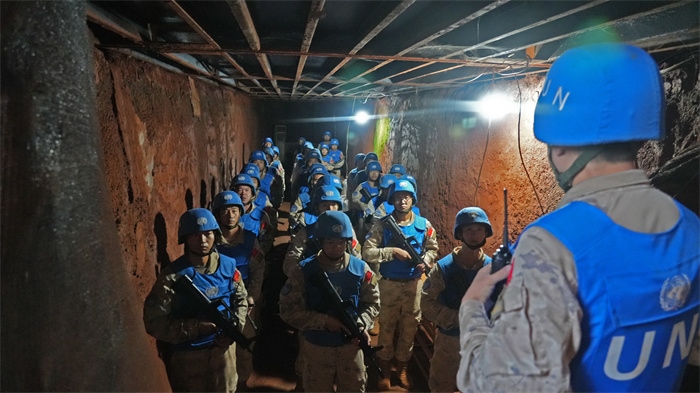 進入地下掩體隱蔽。王軍杰攝