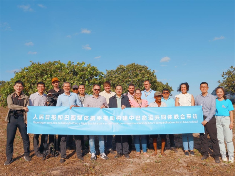 當(dāng)?shù)貢r(shí)間10月24日至25日，人民日報(bào)社攜手巴西主流媒體在巴西東北部北里奧格蘭德州開展聯(lián)合采訪，拉開了以“攜手推動(dòng)構(gòu)建中巴命運(yùn)共同體”為主題的人民日報(bào)和巴西媒體聯(lián)合采訪序幕。圖為參加聯(lián)合采訪的中巴兩國記者與受益于中國企業(yè)扶貧項(xiàng)目的若昂卡馬拉市民眾合影。 人民日報(bào)和巴西媒體聯(lián)合采訪團(tuán)供圖