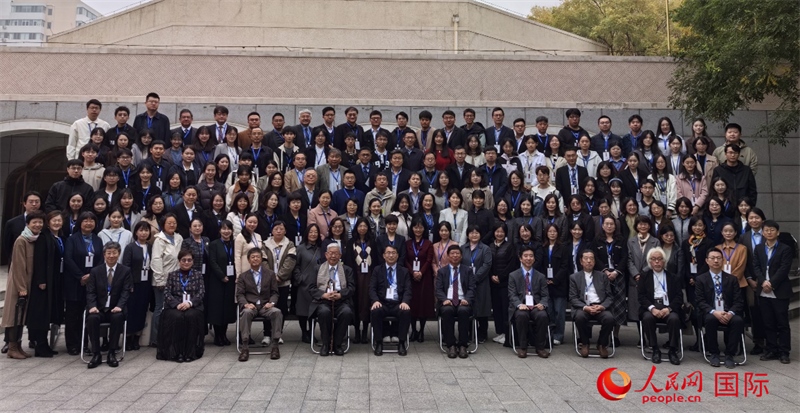 與會(huì)嘉賓合影留念。人民網(wǎng)記者 陳建軍攝