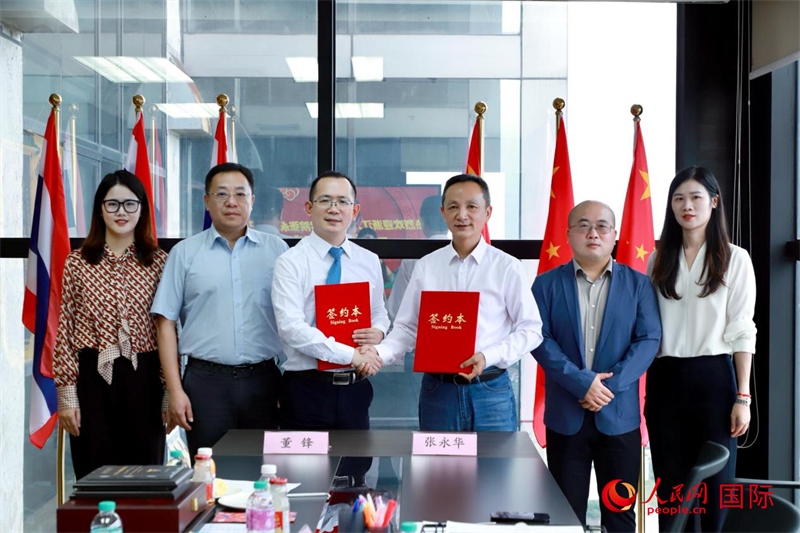 會談現(xiàn)場。左三為泰中僑商聯(lián)合會副主席董峰；右三為浙江大學(xué)光華法學(xué)院黨委書記張永華。人民網(wǎng)記者 簡承淵攝