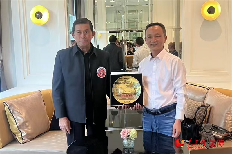 泰中友好協(xié)會會長、泰國前副總理功·塔帕朗西（左一）會見浙大團(tuán)組一行。人民網(wǎng)記者 簡承淵攝