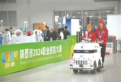 參賽選手在陜西省2024職業(yè)技能大賽新能源汽車智能化技術(shù)賽項(xiàng)比賽中。新華社記者 張博文攝
