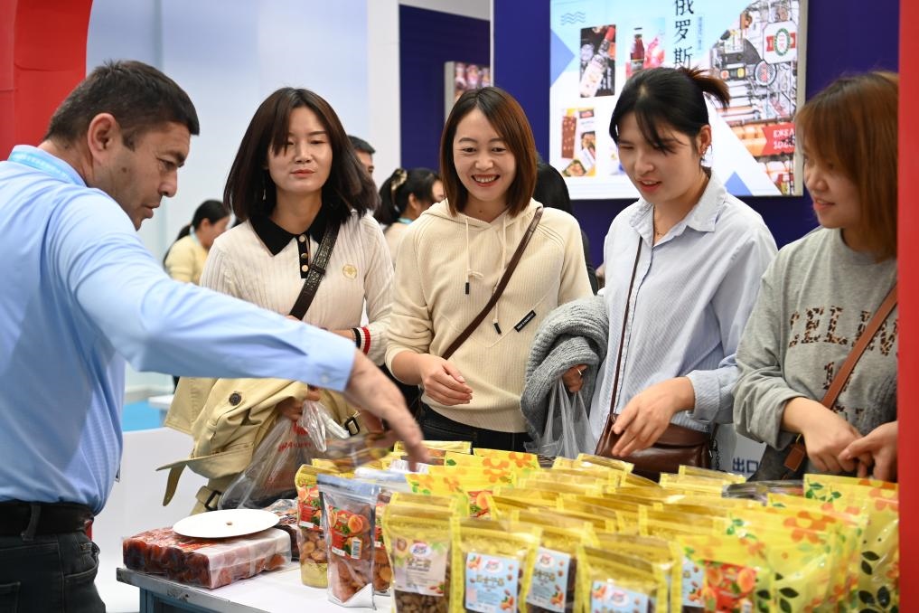 10月25日，觀眾在楊凌農(nóng)高會上合組織國家農(nóng)業(yè)展區(qū)了解農(nóng)產(chǎn)品。新華社記者 鄒競一 攝
