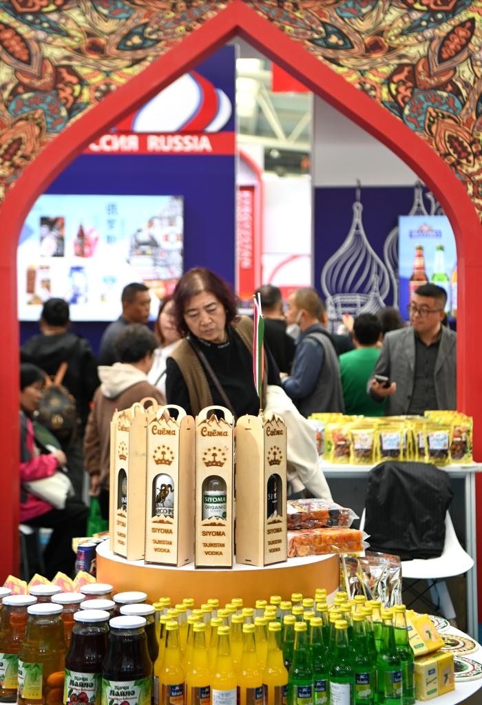 10月25日，觀眾在楊凌農(nóng)高會上合組織國家農(nóng)業(yè)展區(qū)了解農(nóng)產(chǎn)品。新華社記者 鄒競一 攝