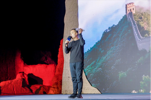 李剛在“何以中國·五星出東方”網(wǎng)絡主題宣傳活動現(xiàn)場演講。人民視頻供圖