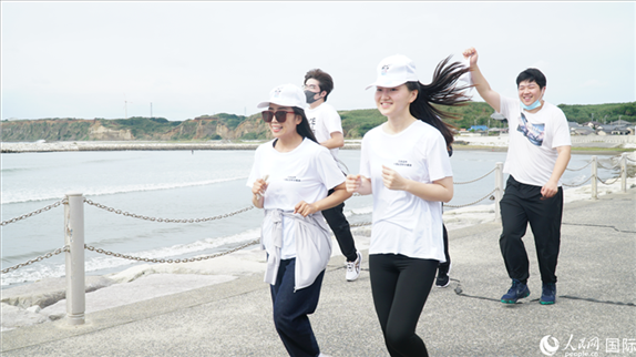 中日青年沿著海岸線奔跑前行。人民網(wǎng) 蔣曉辰攝