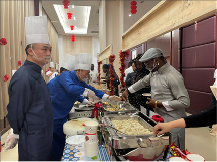 乍得友人品嘗中國(guó)美食煎餅。主辦方供圖
