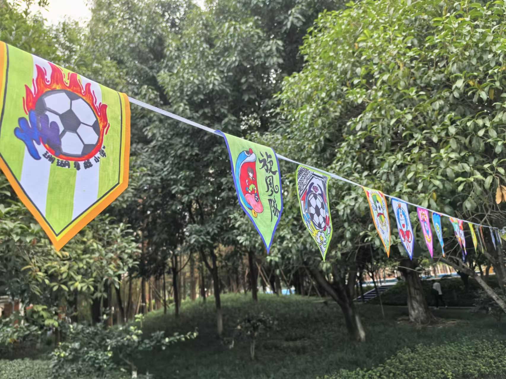 珊瑚魯能小學(xué)學(xué)生們手繪的“班超”隊(duì)徽。 人民網(wǎng)記者 楊磊攝
