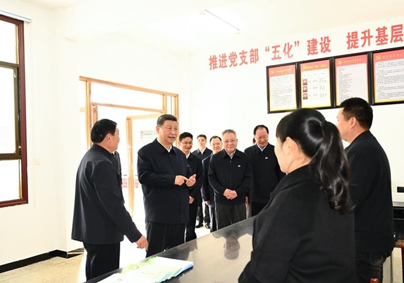 △2024年3月19日，習近平總書記在湖南省常德市鼎城區(qū)謝家鋪鎮(zhèn)港中坪村黨群服務中心了解當地為基層減負、提升基層治理效能等情況。