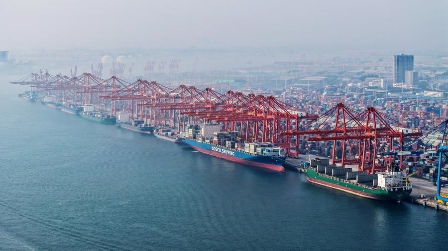 在廣西欽州港碼頭，多艘海輪在排隊卸貨（無人機照片，2024年3月28日攝）。新華社記者 張愛林 攝