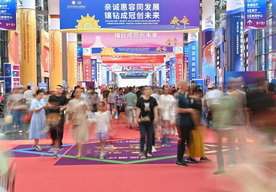 2024年9月28日，觀眾在廣西南寧市舉行的第21屆中國—東盟博覽會上參觀。新華社記者 周華 攝