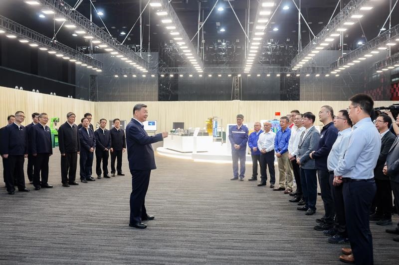 △2024年10月17日，習近平總書記在安徽合肥濱湖科學城考察時，同現(xiàn)場科研人員和企業(yè)負責人親切交流。