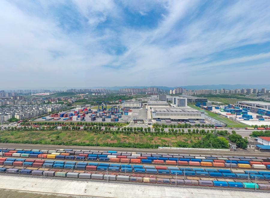 這是2024年5月5日在重慶國際物流樞紐園區(qū)拍攝的興隆場編組站和陸海新通道重慶無水港（無人機照片）。 新華社記者 黃偉 攝