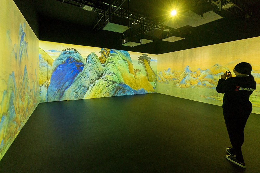 2019年1月29日，上海，市民在“千里江山圖科技藝術(shù)展”上參觀北宋名畫《千里江山圖》的AR全景展示并打卡拍照。