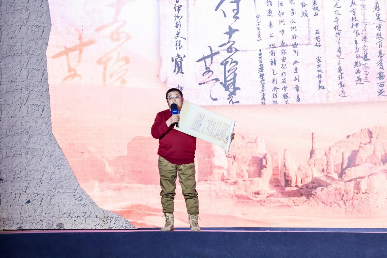 徐東良在“何以中國(guó)·五星出東方”網(wǎng)絡(luò)主題宣傳活動(dòng)現(xiàn)場(chǎng)演講。人民視頻供圖