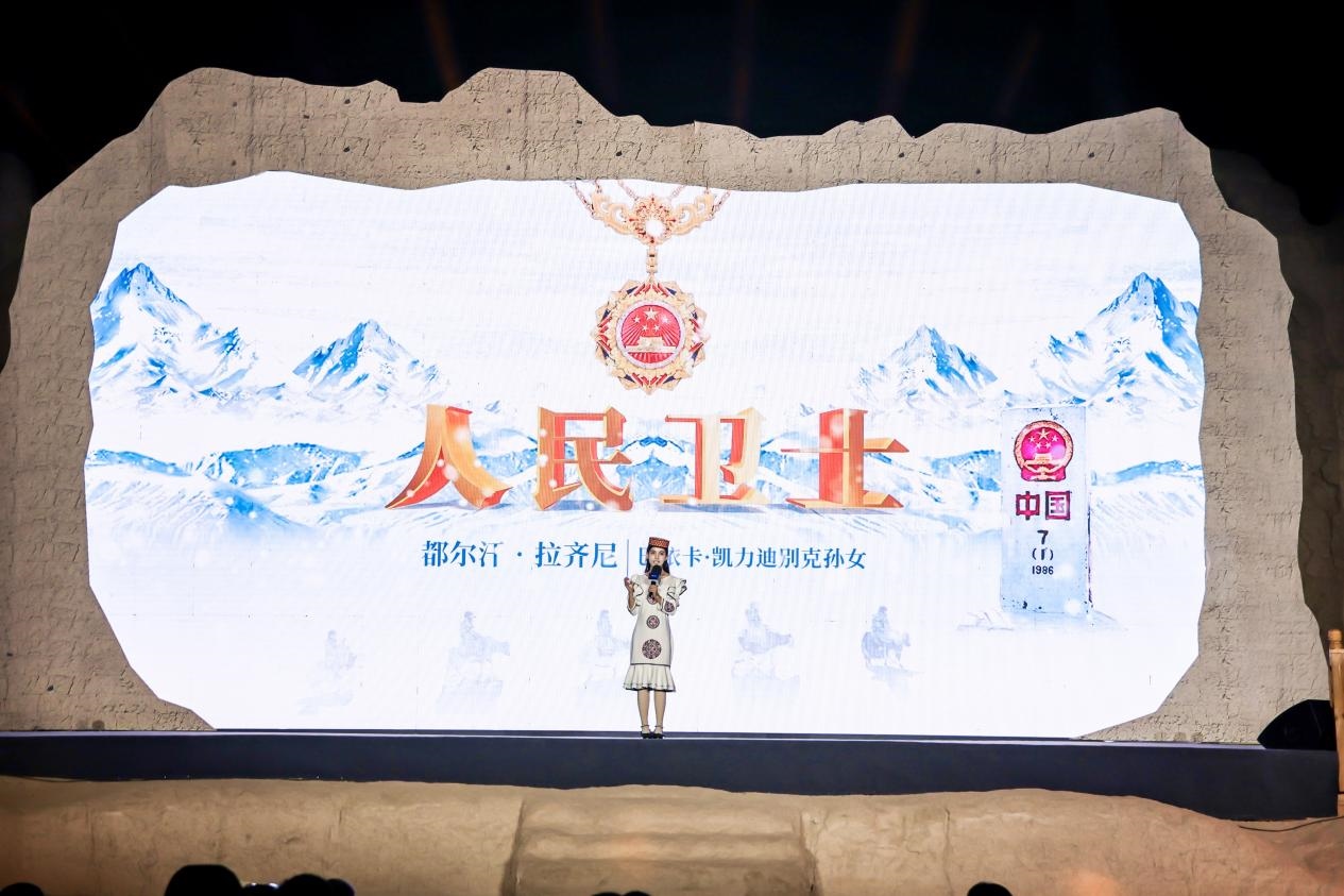 都爾汗·拉齊尼在“何以中國(guó)·五星出東方”網(wǎng)絡(luò)主題宣傳活動(dòng)現(xiàn)場(chǎng)演講。人民視頻供圖