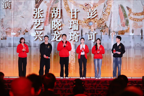 《受到召喚·敦煌》眾演員與現(xiàn)場觀眾互動交流。主辦方供圖