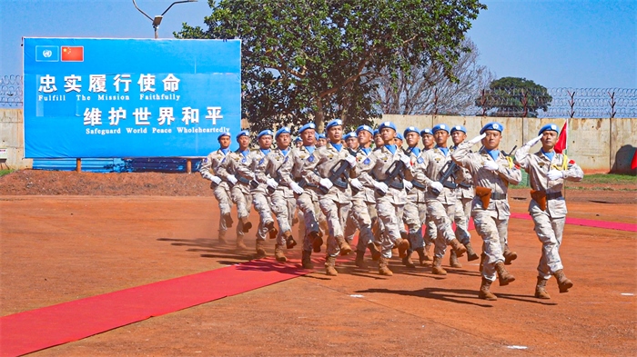 分列式接受各國(guó)來(lái)賓檢閱。王軍杰攝