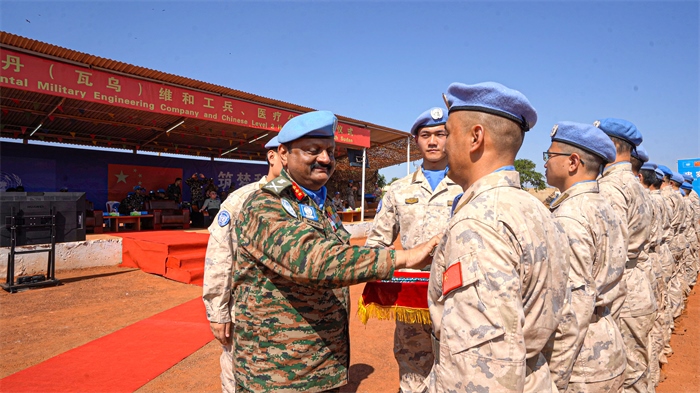聯(lián)南蘇團(tuán)部隊(duì)司令莫漢中將為維和官兵授勛。秦貴君攝